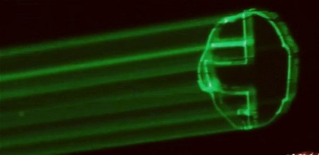 Fanouci kapely Duft Punk promítli laserové logo na Praský hrad.
