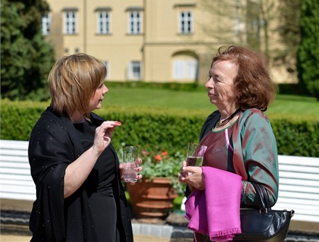 Ivana Zemanová (vlevo) s Livií Klausovou (vpravo) na lánském zámku.