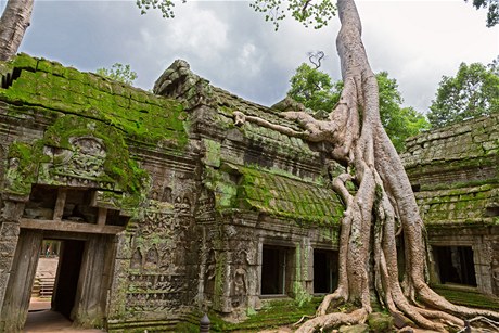 Kambodský Angkor, bývalé hlavní centrum Khmerské íe, je zapsaný v seznamech UNESCO, jde o jednu z nejvýznamjích kulturních památek .