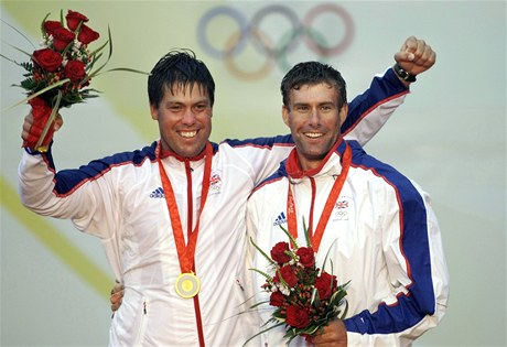 Zlatý jachta z olympiády v Pekingu brit Andrew Simpson (vlevo) a stíbrný krajan Iain Percy