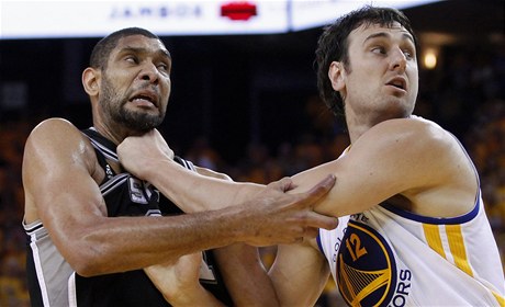 Basketbalista Golden State Warriors Andrew Bogut (vpravo) a Tim Duncan ze San Antonia Spurs 