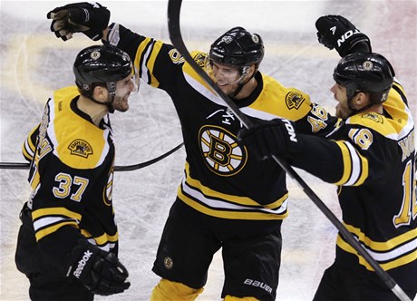 Radost hokejist Bostonu Bruins (zleva) Patrice Bergerona, Davida Krejího a Nathana Hortona