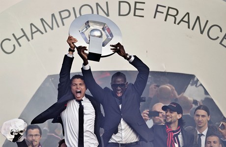 Fotbalisté Paris St. Germain Thiago Silva (vlevo) a Mamadou Sakho slaví titul ve francouzské lize