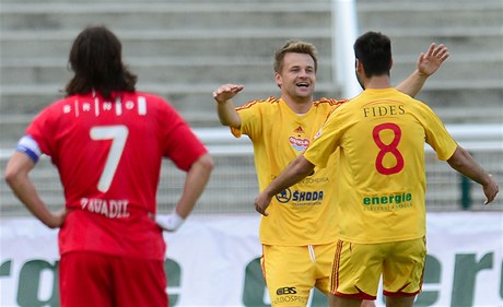 Dukla Praha - Zbrojovka Brno. Autor prvního gólu Dukly, útoník Zbynk Pospch, se raduje se spoluhráem Néstorem Albiachem Rogerem (zády). Vlevo pihlíí záloník Brna Pavel Zavadil