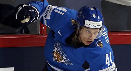 Finský hokejista Antti Pihlström se raduje z branky
