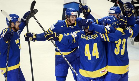 Švédsko - Finsko. Hráči Švédska se radují z gólu