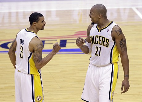 Radost basketbalistů Indiany Pacers George Hilla (vlevo) a Davida Westa
