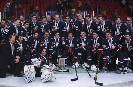Hokejisté USA s bronzovými medailemi z mistrovství svta