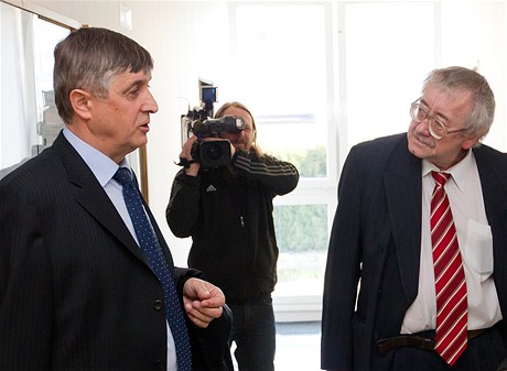 Bývalý soudce Josef Knotek (vpravo)