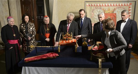 Milo Zeman se opírá o stl. Podle jeho mluví mu v den slavnostního otevení komory s korunovaními klenoty nebylo dobe. 