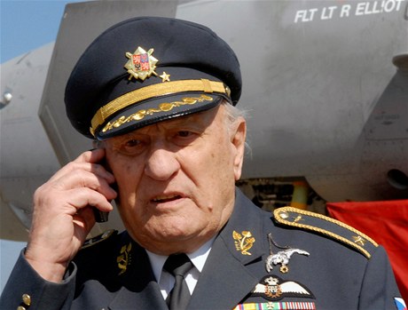 Ve vku 95 let zemel v noci na nedli generál ve výslub a bývalý vojenský stíhací pilot britské královské letky RAF Zdenk karvada z Ostravy.