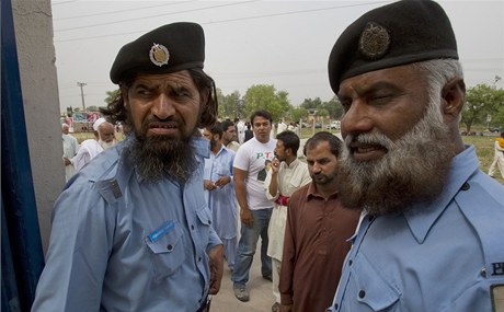 Policisté hlídají ped volební místností v Pákistánu.