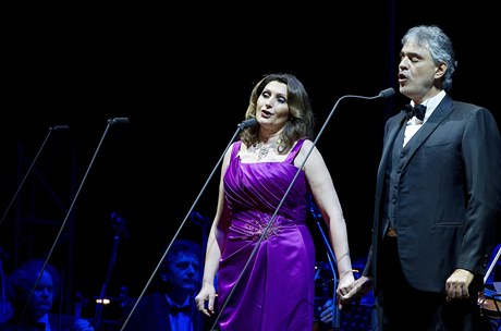 Andrea Bocelli vystoupil v Praze. Na fotce se zpvakou Paolou Sanguinettiovou. 