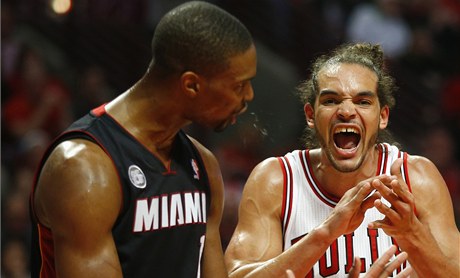Miami Heat - Chicago Bulls. Vlevo Chris Bosh.