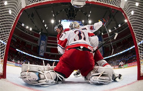 Pavelec zasahuje proti Eriku Staalovi.