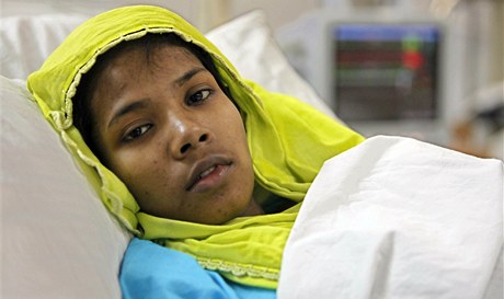Osmnáctiletá Remi byla po 17 dnech zachránna z trosek bangladéské textilky.