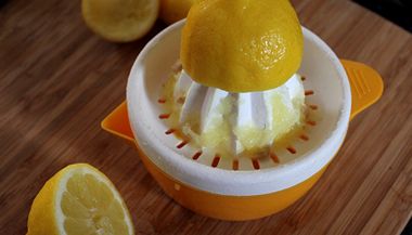 Vymačkete šťávu ze dvou citrónů.
