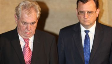 Miloš Zeman při slavnostním otevření komory s korunovačními klenoty.