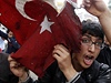 Turci ve mst Reyhanli protestují proti zahraniní politice premiéra Erdogana. 