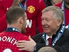 Trenér fotbalist Manchesteru United Alex Ferguson se louí, vlevo je útoník...