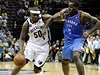 Basketbalista Memphisu Grizzlies Zach Randolph (vlevo) a Kendrick Perkins z Oklahomy City Thunder