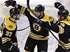 Radost hokejist Bostonu Bruins (zleva) Patrice Bergerona, Davida Krejího a Nathana Hortona