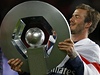 Fotbalista Paris St. Germain David Beckham s trofejí pro vítze francouzské ligy