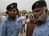 Policisté hlídají ped volební místností v Pákistánu.