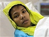 Osmnáctiletá Remi byla po 17 dnech zachránna z trosek bangladéské textilky.