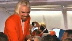 Miliardá� Branson si vyzkou�el práci letu�ky. Prohrál sázku.