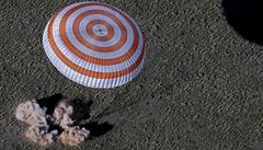 Tlenn posdka lodi Sojuz se bezpen vrtila na Zem
