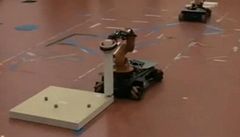 Spolupracující roboti umí sestavit stolek z Ikey