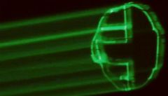 Fanoušci kapely Daft Punk promítli laserové logo na Pražský hrad