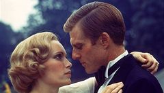 Robert Redford a Mia Farrow si zahr�li v hlavn�ch rol�ch ve filmu Velk� Gatsby z roku 1974.