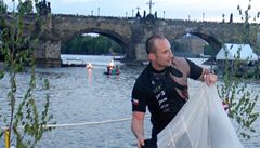 Mark Rahbani na břehu Vltavy po tom, co podletěl Karlův most na vysokorychlostním padáku.