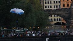 Parautista ped pistáním u Karlova mostu.