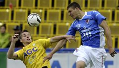 Teplice - Baník Ostrava. Teplický útoník Martin Jindráek (vlevo) a obránce Baníku Patrizio Stronati