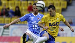 Teplice - Baník Ostrava. Obránce Baníku Zdenko Kaprálik (vlevo) a teplický útoník Aidin Mahmutovi