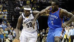Basketbalista Memphisu Grizzlies Zach Randolph (vlevo) a Kendrick Perkins z Oklahomy City Thunder