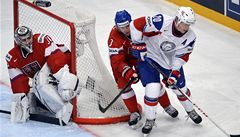 eská republika - Norsko. Zleva eský branká Ondej Pavelec, eský obránce Marek idlický a norský útoník Anders Bastiansen