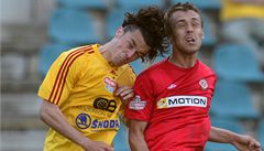 Dukla Praha - Zbrojovka Brno. Obránce Dukly Tomislav Boi (vlevo) a obránce Brna Ludk Pernica