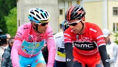 Italský cyklista Vincenzo Nibali (vlevo) a Australan Cadel Evans