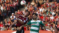 eský fotbalista Norimberku Tomá Pekhart (vlevo) a Mërgim Mavraj z Fürthu