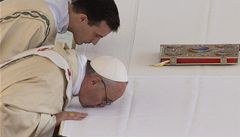 Papež František poprvé svatořečil, přihlížely davy věřících