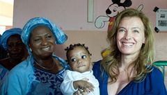 Valérie Trierweilerová pi návtv sirotince v Mali