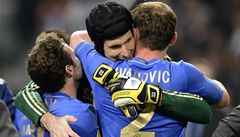 Juan Mata, gólman Petr �ech and Branislav Ivanovi� slaví vít�zství