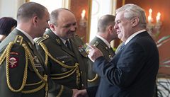 Je�t� b�hem dne p�i slavnostní recepci na ruském velvyslanectví vypadal Milo� Zeman zdrav� a plný energie.