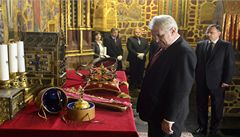 Milo� Zeman si prohlí�í korunova�ní klenoty. 