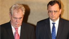 Milo Zeman pi slavnostním otevení komory s korunovaními klenoty.