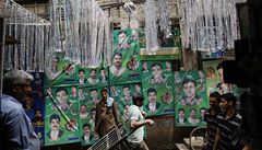 Volební plakáty visí i na pakistánských tritích.
